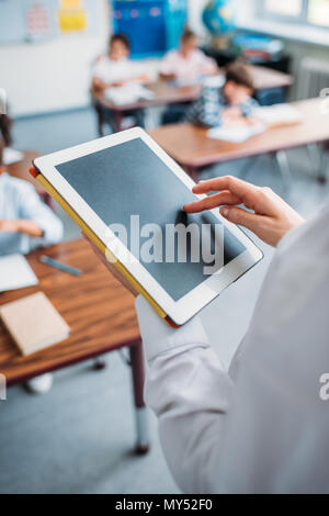 Lehrer mit digitalen Tablet mit leerer Bildschirm Stockfoto