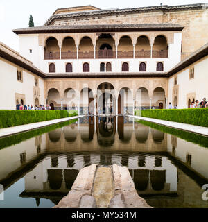 Quadratische format Bild der Pool im Innenhof, Alhambra, Granada Stockfoto