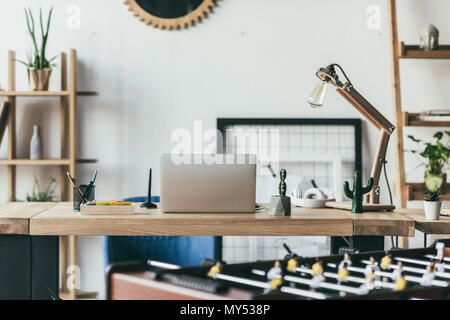 Offen Laptop auf dem Holztisch in modernen Büro innen Stockfoto