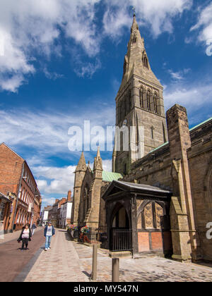 Leicester, England, UK - 28. Juni 2015: Fußgänger Fuß vorbei an Leicester Kathedrale an einem sonnigen Tag im Sommer. Stockfoto