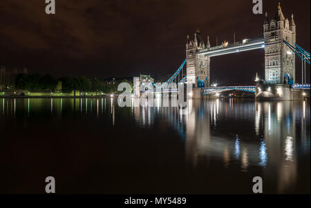 London, England, UK - 15. Juni 2011: Die berühmte Tower Bridge ist in der Nacht in London beleuchtet. Stockfoto