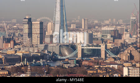 London, England, UK - 27. Februar 2015: Tower Bridge, Guy's Hospital und der Shard skyscraper prominent sind im Stadtbild von Southwark, auch featu Stockfoto