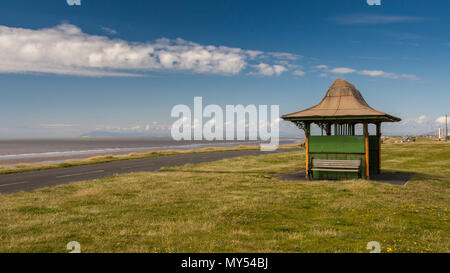 Eine traditionelle viktorianische Zuflucht auf Queen's Promenade, Bispham Klippen, im Norden von Blackpool, England, mit der Irischen See hinter sich. Stockfoto