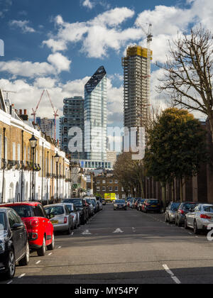 London, England, UK - Februar 12, 2018: ein Cluster von neuen Hochhaus Apartment Gebäuden steht mit dem Bau teilweise auf Stadt Straße durchgeführt, Witz Stockfoto