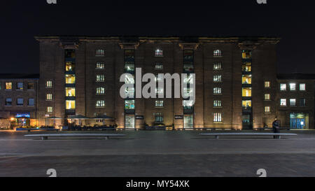 London, England, UK - 22. Februar 2018: Central St. Martin's College, Teil der Universität der Künste, ist in der Nacht im Getreidespeicher Square leuchten, Teil Stockfoto