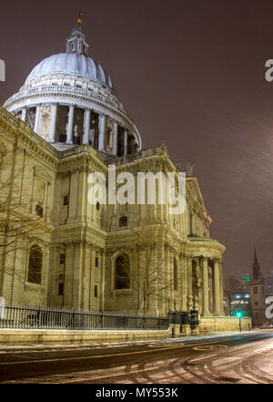 London, England, UK - 28. Februar 2018: Schnee fällt auf die St Paul's Kathedrale während der "Tier aus dem Osten' Sturm in London. Stockfoto