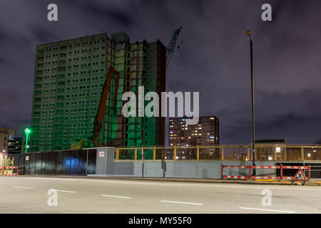 London, England, Großbritannien - 8. März 2018: Ein mid-20th Jahrhundert sozialer Wohnungsbau Tower Block ist in Kilburn im Londoner Stadtteil Brent abgerissen. Stockfoto