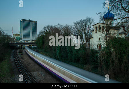 London, England, UK - Februar 2, 2014: ein Londoner U-Bahn Linie Zug geht durch einen Schnitt bei Gunnersbury in West London, neben dem Ru Stockfoto