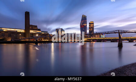 London, England, UK - April 3, 2018: Wolken im Wind geblasen hinterlassen Spuren auf die Skyline von der South Bank und die Millennium Bridge im Zentrum von Lon Stockfoto