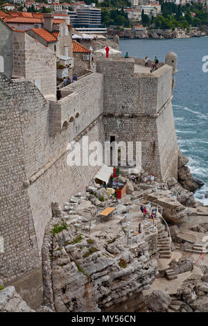 September 11, 2014 - Dubrovnik, Kroatien: Diners Essen in ein Restaurant im Freien, auf den Felsen am Meer, am Strand Stockfoto