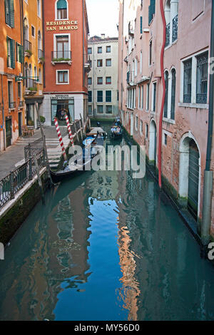 27. August 2014: Venedig, Italien - Passagiere werden in einem Wassertaxi übergesetzt durch einen Kanal durch das Hotel San Marco Stockfoto