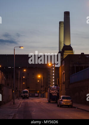 London, England, UK - 16. Mai 2014: Die Schornsteine der Battersea Power Station bis in die Dämmerung in South West London beleuchtet. Stockfoto