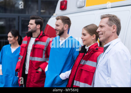 Ambulanz Ärzte Team lächelnd und stand vor dem Auto Stockfoto