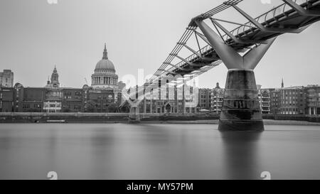 London, England, UK - 29. Mai 2018: Die Millennium Bridge überquert den Fluss Themse mit St. Paul's Cathedral und Bürogebäude der Stadt London Stockfoto