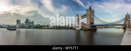 London, England, Großbritannien - 1. Juni 2018: Die Themse fließt an die Wolkenkratzer der Stadt London und der Tower von London an der Tower Bridge. Stockfoto