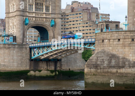 London, England, Großbritannien - 1. Juni 2018: einem oben offenen Doppeldecker Tourbus kreuzt die Londoner Tower Bridge. Stockfoto