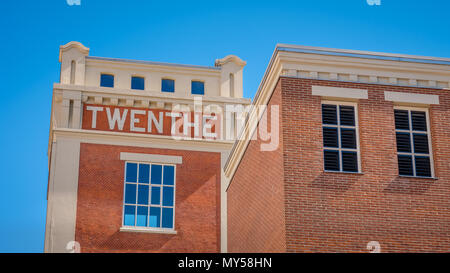 In Almelo Es gibt zwei Türme eines alten Dampf Mühle, die jetzt in ein Unternehmen umgewandelt wird und ein Gesundheitszentrum. "Twenthe" ist der alte Name der Region Stockfoto