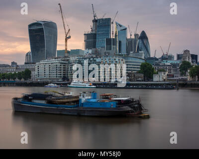 London, England, Großbritannien - 1. Juni 2018: Wolkenkratzer sind mit Kränen während des Baubooms in der Londoner City umgeben, mit lastkähnen im Fluss Stockfoto