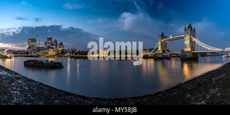 London, England, Großbritannien - 1. Juni 2018: Die berühmte Tower Bridge, Tower of London und den Wolkenkratzern der Stadt Leuchten in der Nacht neben der Themse. Stockfoto