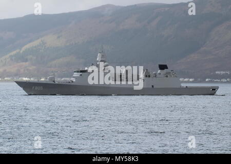 HNLMS Evertsen (F805), ein De Zeven Provincien fregatte Klasse durch die niederländische Marine betrieben, vorbei an Gourock zu Beginn der Übung gemeinsame Krieger 18-1. Stockfoto