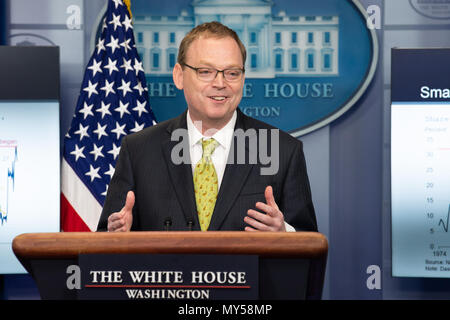 Pressekonferenz mit Kevin Hassett, Vorsitzender des Rates der Wirtschaftsberater im Weißen Haus Presse im Weißen Haus in Washington. Stockfoto