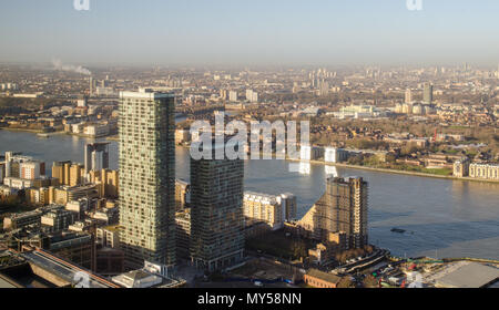 London, England, UK - 27. Februar 2015: Apartment Gebäude, einschließlich der Meilenstein auf Marsh Wall, die Themse und füllen die Cit Stockfoto