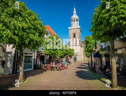 Die Große Kirche von Almelo (De Grote Kerk) wurde im Jahr 1236 gegründet. Der älteste Teil des Gebäudes stammt aus dem Jahre 1493. Es ist das älteste Gebäude von Almelo. Stockfoto