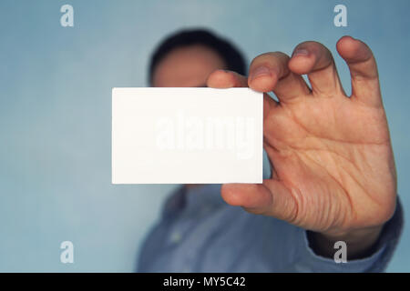 Bärtiger Mann legere Schwarz T-Shirt, weiße Visitenkarte. verschwommenen Hintergrund bereit Corporate Private Informationen. Horizontale Mockup Stockfoto