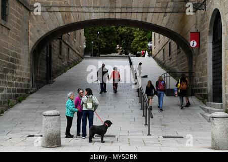 Madrid, Spanien. 5. Juni 2018. Die Leute reden von der Seite einer Straße bei El Escorial, Spanien, am 5. Juni 2018. Quelle: Guo Qiuda/Xinhua/Alamy leben Nachrichten Stockfoto