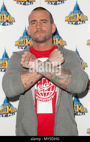 *** Foto *** ehemalige Wrestler CM Punk gewinnt Verleumdung Versuch durch WWE ARZT IN NEW YORK, NY - 4. April eingereicht: CM Punk besucht die WrestleMania 29 Pressekonferenz in der Radio City Music Hall am 4. April 2013 in New York City. Credit: Corredor 99/MediaPunch Inc. Stockfoto