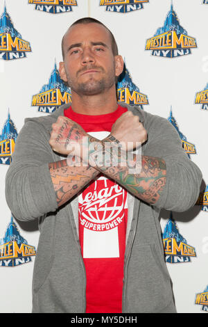 *** Foto *** ehemalige Wrestler CM Punk gewinnt Verleumdung Versuch durch WWE ARZT IN NEW YORK, NY - 4. April eingereicht: CM Punk besucht die WrestleMania 29 Pressekonferenz in der Radio City Music Hall am 4. April 2013 in New York City. Credit: Corredor 99/MediaPunch Inc. Stockfoto