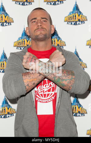 *** Foto *** ehemalige Wrestler CM Punk gewinnt Verleumdung Versuch durch WWE ARZT IN NEW YORK, NY - 4. April eingereicht: CM Punk besucht die WrestleMania 29 Pressekonferenz in der Radio City Music Hall am 4. April 2013 in New York City. Credit: Corredor 99/MediaPunch Inc. Stockfoto