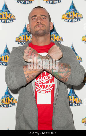 *** Foto *** ehemalige Wrestler CM Punk gewinnt Verleumdung Versuch durch WWE ARZT IN NEW YORK, NY - 4. April eingereicht: CM Punk besucht die WrestleMania 29 Pressekonferenz in der Radio City Music Hall am 4. April 2013 in New York City. Credit: Corredor 99/MediaPunch Inc. Stockfoto