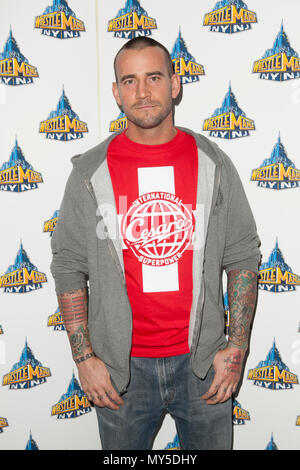 *** Foto *** ehemalige Wrestler CM Punk gewinnt Verleumdung Versuch durch WWE ARZT IN NEW YORK, NY - 4. April eingereicht: CM Punk besucht die WrestleMania 29 Pressekonferenz in der Radio City Music Hall am 4. April 2013 in New York City. Credit: Corredor 99/MediaPunch Inc. Stockfoto