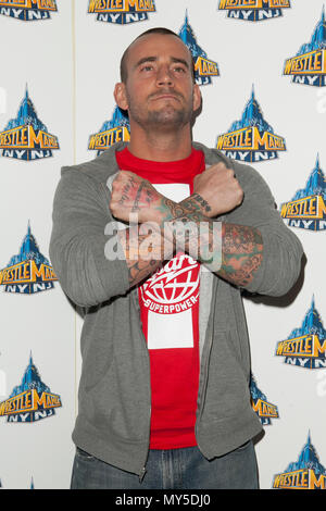 *** Foto *** ehemalige Wrestler CM Punk gewinnt Verleumdung Versuch durch WWE ARZT IN NEW YORK, NY - 4. April eingereicht: CM Punk besucht die WrestleMania 29 Pressekonferenz in der Radio City Music Hall am 4. April 2013 in New York City. Credit: Corredor 99/MediaPunch Inc. Stockfoto