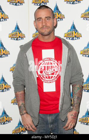 *** Foto *** ehemalige Wrestler CM Punk gewinnt Verleumdung Versuch durch WWE ARZT IN NEW YORK, NY - 4. April eingereicht: CM Punk besucht die WrestleMania 29 Pressekonferenz in der Radio City Music Hall am 4. April 2013 in New York City. Credit: Corredor 99/MediaPunch Inc. Stockfoto