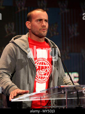 *** Foto *** ehemalige Wrestler CM Punk gewinnt Verleumdung Versuch durch WWE Arzt 04 April eingereicht, 2013 CM Punk die WrestleManania 29 Pressekonferenz in der Radio City Music Hall in New York City.Credit: RW/MediaPiunch Inc. besuchen Stockfoto