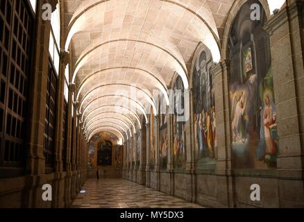 Madrid, Spanien. 5. Juni 2018. Eine Frau besucht das Kloster von El Escorial El Escorial, Spanien, am 5. Juni 2018. Quelle: Guo Qiuda/Xinhua/Alamy leben Nachrichten Stockfoto