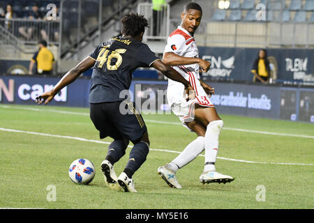 Chester, Pennsylvania, USA. 5. Juni 2018. Philadelphia Union Mittelfeldspieler, MICHEE NIGALINA, (46), die in Aktion gegen Richmond Kicker's, AUSTIN YEARWOOD, (3) Während der gleichen bei Talen Energie Stadion, Chester PA Credit: Ricky Fitchett/ZUMA Draht/Alamy leben Nachrichten Stockfoto