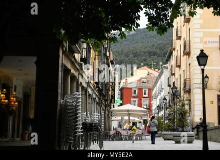 Madrid, Spanien. 5. Juni 2018. Eine Frau geht um mit ihrer Tochter im El Escorial, Spanien, am 5. Juni 2018. Quelle: Guo Qiuda/Xinhua/Alamy leben Nachrichten Stockfoto