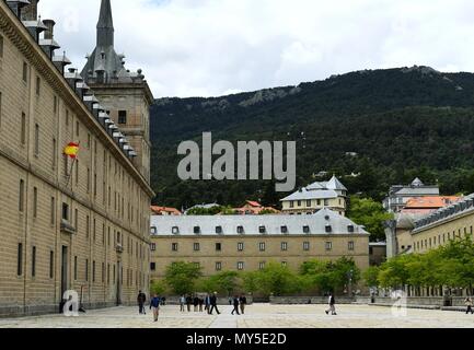 Madrid, Spanien. 5. Juni 2018. Menschen besuchen das Kloster von El Escorial El Escorial, Spanien, am 5. Juni 2018. Quelle: Guo Qiuda/Xinhua/Alamy leben Nachrichten Stockfoto