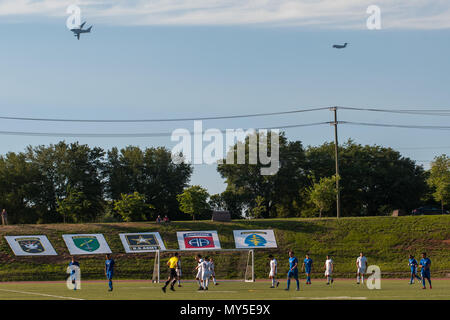 Fort Bragg, North Carolina, USA. 5. Juni 2018. Juni 5, 2018 - Fort Bragg, N.C., USA - ein Paar US Air Force C-17 Globemaster III Cargo Aircraft in kommen für eine Landung am Papst Army Airfield in einer zweiten Runde zwischen der US Air Force und der United States Marine Corps die Streitkräfte Männer Fußball Meisterschaft 2018, an Hedrick Stadion, auf Fort Bragg. Air Force, die 2016 Streitkräfte Champion, besiegte die Marines, 4-2. Credit: Timothy L. Hale/ZUMA Draht/Alamy leben Nachrichten Stockfoto