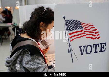 (180606) -- LOS ANGELES, 6. Juni 2018 (Xinhua) - ein Wähler füllt ihren Stimmzettel im Wahllokal während Kalifornien primäre Wahl in Monterey Park, Los Angeles, USA, 5. Juni 2018. (Xinhua / Zhao Hanrong) (jmmn) Stockfoto