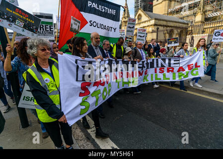 Juni 5, 2018, London, UK. 5. Juni 2018. Die demonstranten März aus Downing St zum Alten Schloss Hof gegenüber der Häuser des Parlaments, der auf den Tag der nationalen Solidarität Aktionen für die große Rückkehr März in Palästina fordern Freiheit für Palästina und ein Ende der das Schießen von Palästinensern durch die israelischen Streitkräfte. Sie drängten die Regierung, "die Lieferung von Waffen an Israel und unterstützt die Rechte der Palästinenser zu ihrem ehemaligen Familie Häuser zurückzukehren. Viele kamen mit palästinensischen Flaggen und einige mit Tasten vor 70 Jahren, um zu symbolisieren, das Recht auf die Häuser, die Menschen, die gezwungen waren zu verlassen zurück in die Stockfoto