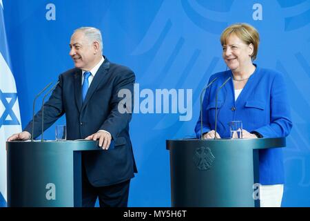 04.06.2018, Berlin, der israelische Premierminister Benjamin Netanjahu und Bundeskanzlerin Angela Merkel bei der Pressekonferenz zur rednerpulte während Ihrem Besuch in der Staatskanzlei. | Juni, der 4. 2018, Berlin, Premierminister Benjamin Netanjahu und der deutschen Bundeskanzlerin Angela Merkel bei der rednerpulte während der Pressekonferenz im Bundeskanzleramt. | Verwendung weltweit Stockfoto