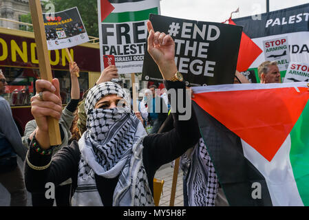 Juni 5, 2018, London, UK. 5. Juni 2018. Demonstranten in Downing Street auf der Nationalen Tag der Solidarität Aktionen für die große Rückkehr März in Palästina fordern Freiheit für Palästina und ein Ende der das Schießen von Palästinensern durch die israelischen Streitkräfte. Sie drängten die Regierung, "die Lieferung von Waffen an Israel und unterstützt die Rechte der Palästinenser zu ihrem ehemaligen Familie Häuser zurückzukehren. Viele kamen mit palästinensischen Flaggen und Trauben von Tasten der rechten vor 70 Jahren bis in die Wohnungen der Menschen gezwungen waren, zu verlassen, zurück in den 1948 Nakba, wenn der Staat Israel wurde gebildet, um zu symbolisieren. Nach einem Ral Stockfoto