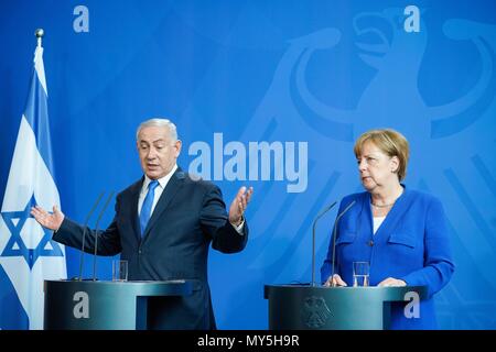 04.06.2018, Berlin, der israelische Premierminister Benjamin Netanjahu und Bundeskanzlerin Angela Merkel bei der Pressekonferenz zur rednerpulte während Ihrem Besuch in der Staatskanzlei. | Juni, der 4. 2018, Berlin, Premierminister Benjamin Netanjahu und der deutschen Bundeskanzlerin Angela Merkel bei der rednerpulte während der Pressekonferenz im Bundeskanzleramt. | Verwendung weltweit Stockfoto