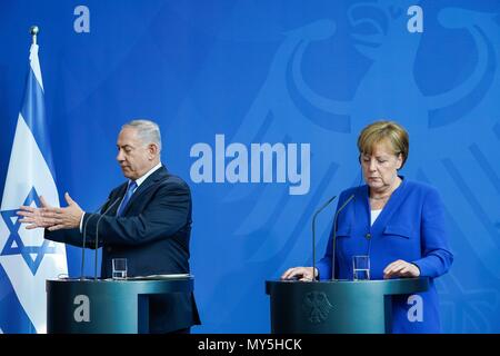 04.06.2018, Berlin, der israelische Premierminister Benjamin Netanjahu und Bundeskanzlerin Angela Merkel bei der Pressekonferenz zur rednerpulte während Ihrem Besuch in der Staatskanzlei. | Juni, der 4. 2018, Berlin, Premierminister Benjamin Netanjahu und der deutschen Bundeskanzlerin Angela Merkel bei der rednerpulte während der Pressekonferenz im Bundeskanzleramt. | Verwendung weltweit Stockfoto