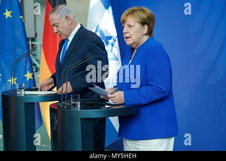 04.06.2018, Berlin, der israelische Premierminister Benjamin Netanjahu und Bundeskanzlerin Angela Merkel bei der Pressekonferenz zur rednerpulte während Ihrem Besuch in der Staatskanzlei. | Juni, der 4. 2018, Berlin, Premierminister Benjamin Netanjahu und der deutschen Bundeskanzlerin Angela Merkel bei der rednerpulte während der Pressekonferenz im Bundeskanzleramt. | Verwendung weltweit Stockfoto