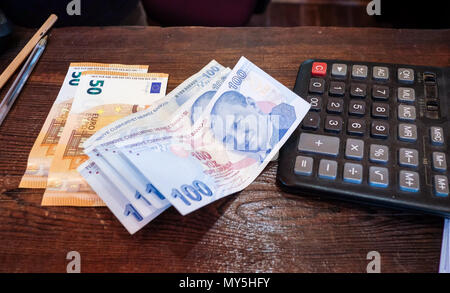 31.05.2018, Dalyan, Türkei: 100 Lira Banknoten, Banknoten und Taschenrechner sind auf einem Tisch. In der Türkei, die Inflation ist nach den Starken in der Währung Lira des Landes ist gestiegen. Foto: Jens Kalaene/dpa zentrale Bild/dpa | Verwendung weltweit Stockfoto